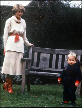 Lady Diana en jupe mi-longue, pull maxi et bottes montantes en 1983 adopte une silhouette intemporelle