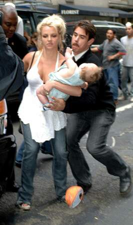 Britney est filmée en train de conduire avec son bébé sur les genoux et manque de le propulser sur le bitume en trébuchant à la sortie d'un hôtel. Elle reçoit la visite des services sociaux.