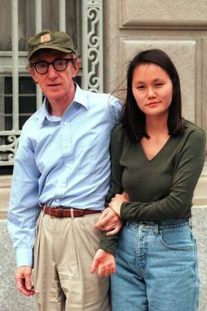 En 1992, Mia Farrow découvre des photos nues de sa fille dans les affaires de Woody Allen, son mari. Il épousera la fille de son ex-femme en 1997