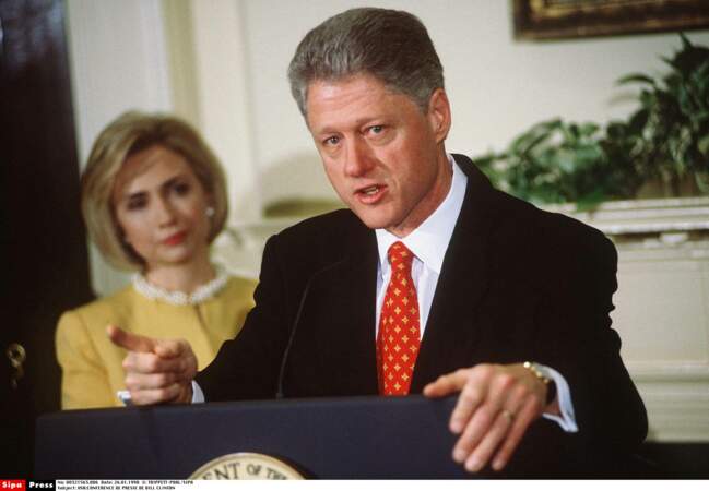 Le 17 août 1998, Bill Clinton reconnaît avoir eu une "relation inconvenable" avec Monica Lewinsky alors qu'il l'avait nié sous serment. Il frôle la destitution pour parjure