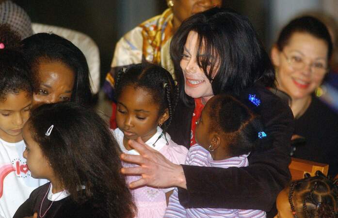 Le 17 août 2003, Michael Jackson est d'avoir imposé à un enfant de 13 ans une fellation. il paie 23 millions de dollars pour éviter un procès.