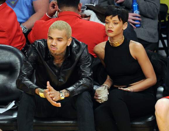 En 2009, Chris Brown frappe Rihanna en rentrant de la soirée des Grammy Awards avant de l'abandonner sur le bord de la route. Il prend 5 ans avec sursis