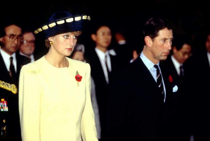 "L'affaire du tampon" éclate en 1993. Le prince Charles, pas encore divorcé de Diana, susurre à Camilla Parker-Bowles qu'il voudrait vivre caché dans son pantalon et même se muer en Tampax