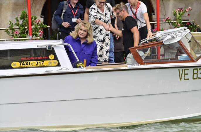 Catherine Deneuve embarque dans l'un des bateaux emblématiques de la Mostra lors du 79ème festival international du film de Venise.