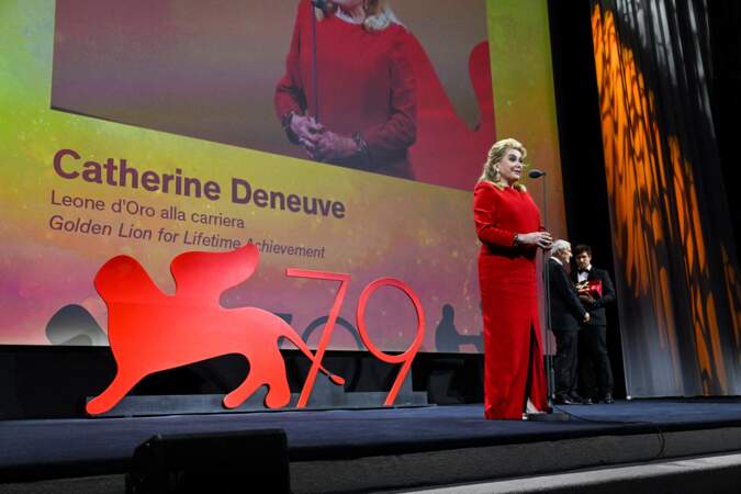 Catherine Deneuve sur scène pour recevoir un Lion d'Or d'honneur pour l'ensemble de sa carrière.