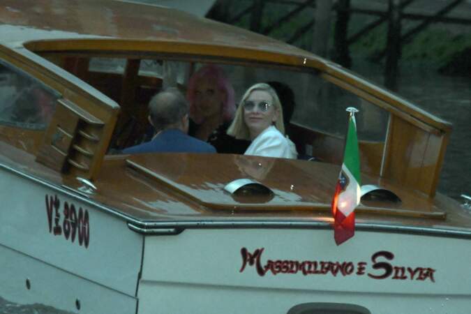 Cate Blanchett et son mari quittent leur hôtel en bateau à Venise.