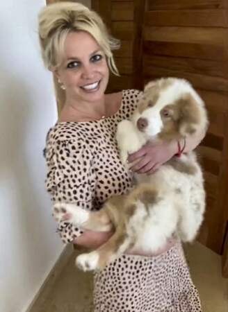 Britney Spears en 2022 (41 ans) avec son chien
