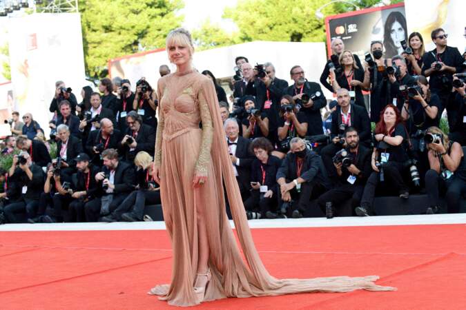 La comédienne française Mélanie Laurent vue sur le tapis rouge avant la projection ouvrant la Mostra.