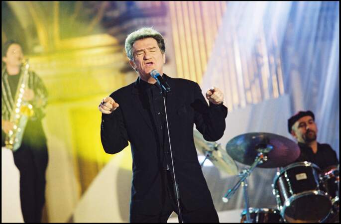 Eddy Mitchell chante sur scène pour l'élection Miss France 2000