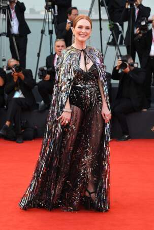 Julianne Moore en robe transparente au Festival International du Film de Venise