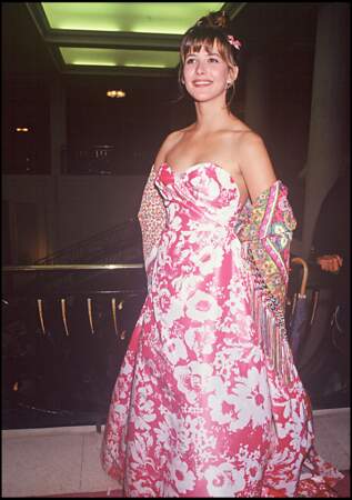 Sophie Marceau en 1991 (25 ans) lors d'un défilé de mode à Paris