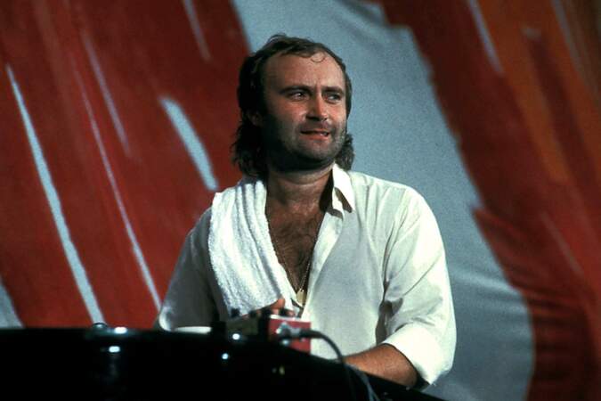 Phil Collins à 34 ans (et avec des cheveux) lors d'un concert à Philadelphie en 1985