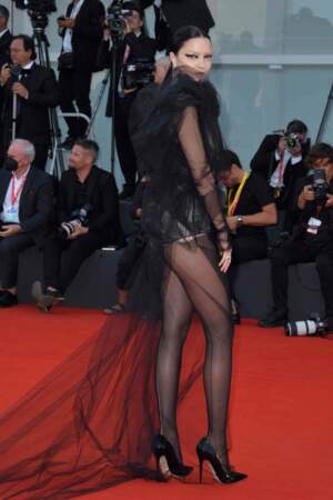Mariacarla Boscono fait sensation sur le tapis rouge de la cérémonie d'ouverture lors de la 79ème édition du festival international du film de Venise