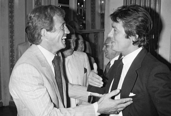 Jean-Paul Belmondo (47 ans) accompagné de son ami Alain Delon lors de l'une de ses remises de récompense en 1980 