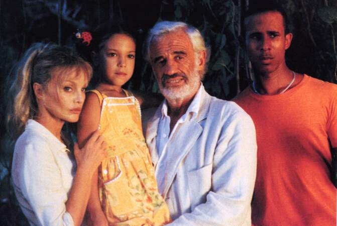 Arielle Dombasle, Thylda Bares et Jean-Paul Belmondo (67 ans) sur le tournage du film Amazone en 2000