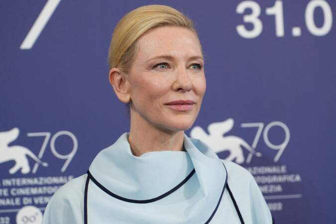 Cate Blanchett plaque son carré sur le côté à la Mostra de Venise, en Italie