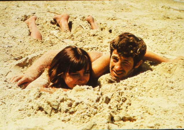 Anna Karina et Jean-Paul Belmondo (32 ans) sur le tournage du film Pierrot le fou en 1965