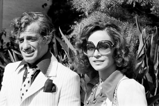 Jean-Paul Belmondo (41 ans) et sa compagne Laura Antonella à l'avant-première du film Stavisky en 1974