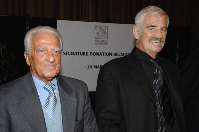 Jean-Paul Belmondo (74 ans) et son frère Alain Belmondo durant une cérémonie de donation à Boulogne-Billancourt en 2007