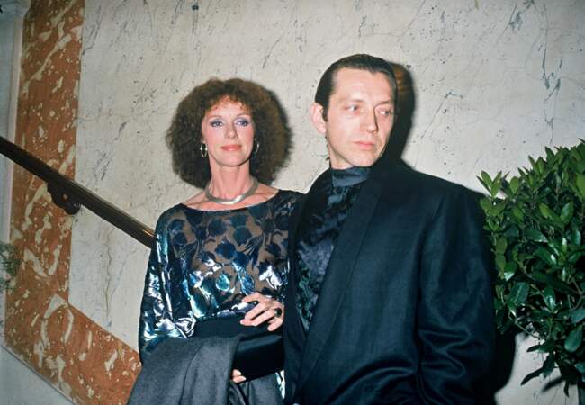 Anny Duperey et son conjoint Bernard Giraudeau filent le parfait amour et se rendent à de nombreux événements, comme ici à la cérémonie des molières en 1988