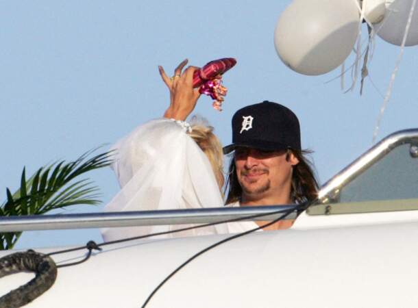 En 2006, Kid Rock épouse Pamela Anderson sur un yacht avant de divorcer 3 mois plus tard.