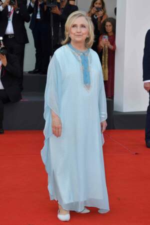 Hillary Clinton en robe caftan surprenante