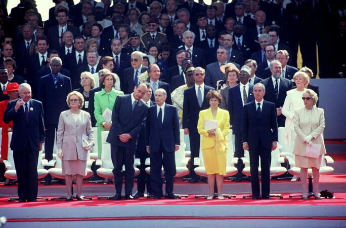 Bernadette et Jacques Chirac, François et Danielle Mitterrand et Edouard Balladur et sa femme lors des commémorations du 8 mai 1945 en 1995 (62 ans)