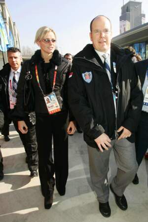 Le Prince Albert II de Monaco et sa compagne Charlène Wittstock visitent le village olympique de Turin en 2006 (48 ans)