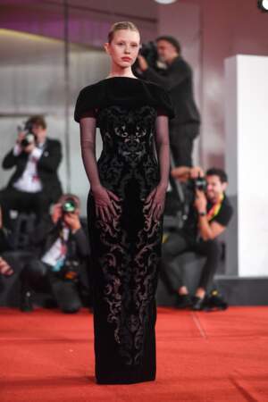 Mia Goth en robe transparente au Festival International du film de Venise