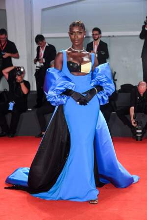Jodie Turner-Smith adopte les maxi manches ballons