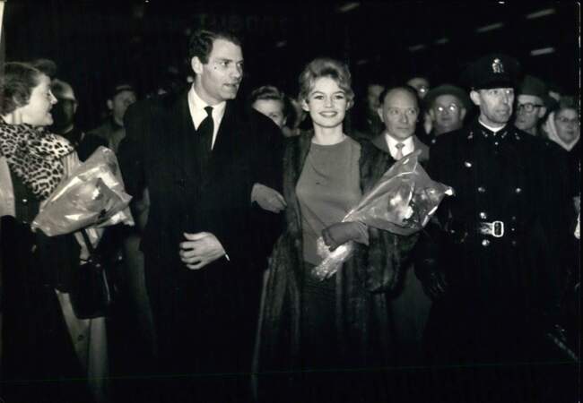 En 1956, Brigitte Bardot rencontre Jean-Louis Trintignant sur le tournage du film Et Dieu... créa la femme. Leur couple durera un an.