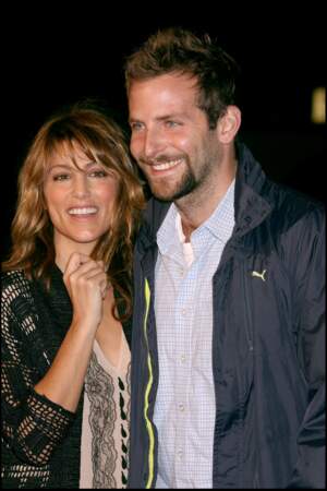 En 2006, Jennifer Esposito épouse Bradley Cooper. Leur mariage durera 4 mois.