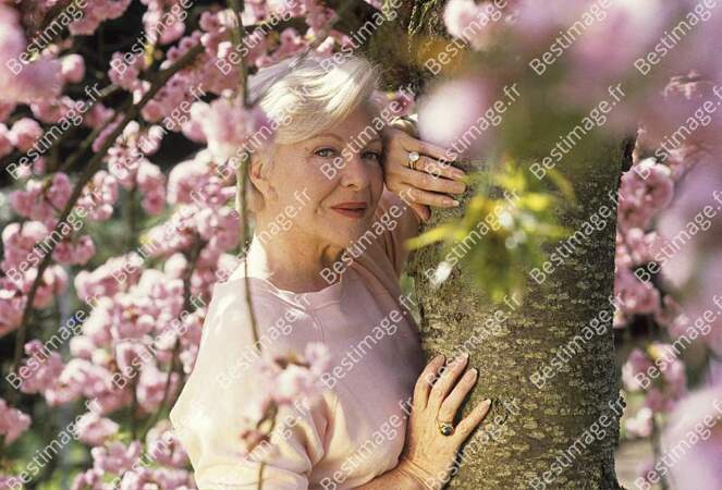 Line Renaud (61 ans) dans son jardin de Rueil-Malmaison en 1989