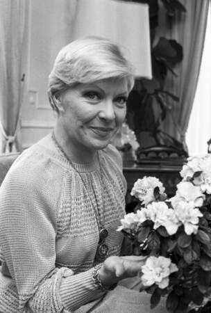 Line Renaud (50 ans) dans sa maison de La Celle-Saint-Cloud le 5 avril 1978