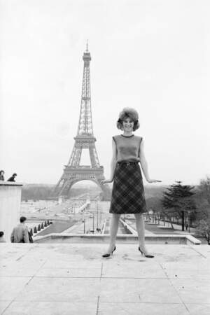 En 1963, Sheila (18 ans) interprète le morceau Le temps des vacances. 
