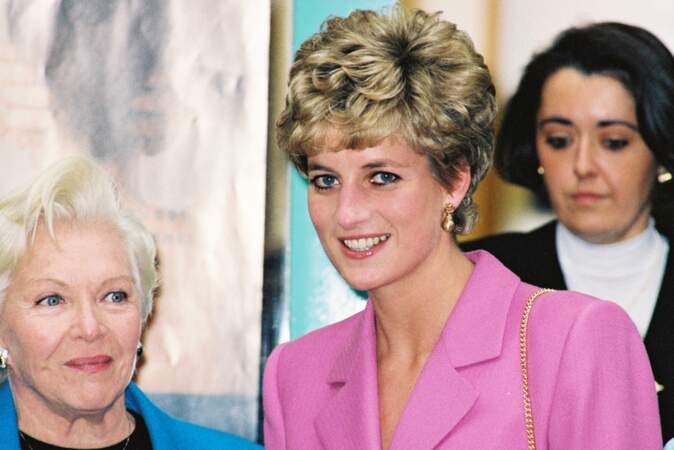 Line Renaud (64 ans) et la princesse Lady Diana visitent le kiosque d'information sur le Sida à Paris en 1992