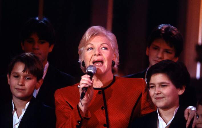Line Renaud (65 ans) en train de chanter en 1993