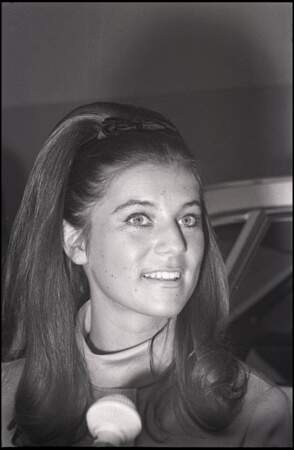 En 1967, Sheila (22 ans) chante L'heure de la sortie. 