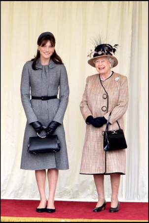 En 2008, Carla Bruni a rencontré la Reine Elizabeth II au château de Windsor.