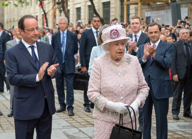En 2014, le Président François Hollande rencontre la Reine Elizabeth II à Paris.