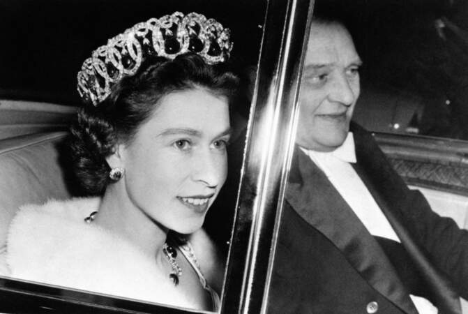 En 1957, le Président René Coty rencontre la Reine Elizabeth II à Paris.