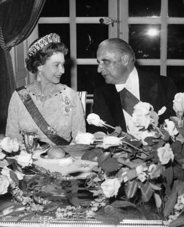 En 1957, Georges Pompidou rencontre la Reine Elizabeth II.