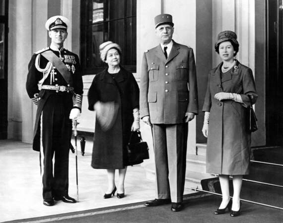 En 1960, Charles De Gaulle et sa femme rencontrent la Reine Elizabeth II à Buckingham Palace.