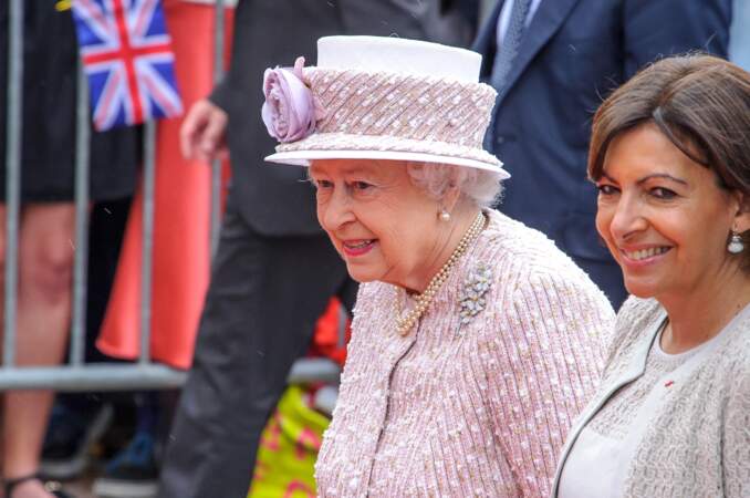 En 2014, Anne Hidalgo reçoit la Reine Elizabeth II à la mairie de Paris. 