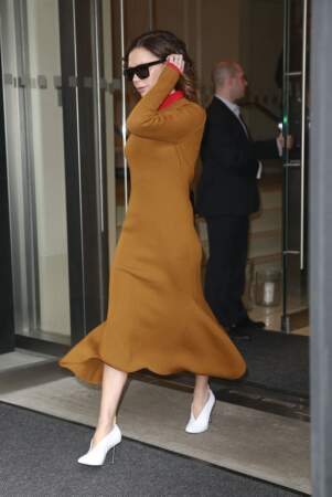 Victoria Beckham (42 ans) à New York en 2016 dans une magnifique robe couleur camel