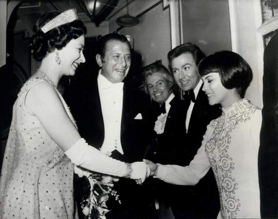 En 1969, Mireille Mathieu rencontre la Reine Elizabeth II 
