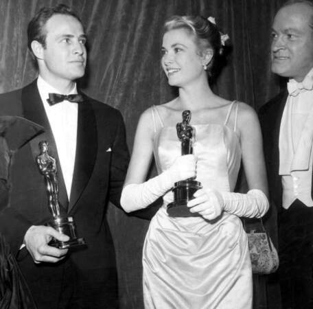 La magnifique jeune femme reçoit l’Oscar de la Meilleure actrice en 1955 pour Une fille de la province