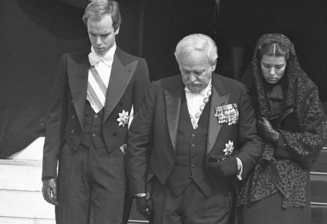 Ses obsèques ont lieu quatre jours plus tard à la cathédrale de Monaco. Stéphanie, la petite dernière, est toujours soignée à l'hôpital