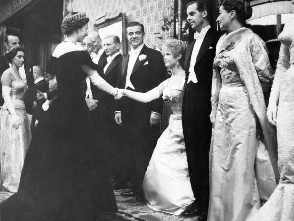 En 1956, Brigitte Bardot rencontre la Reine Elizabeth II à Londres.