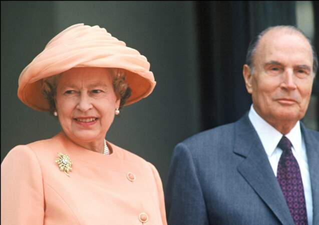 En 1992, le Président François Mitterrand rencontre la Reine Elizabeth II à Paris.